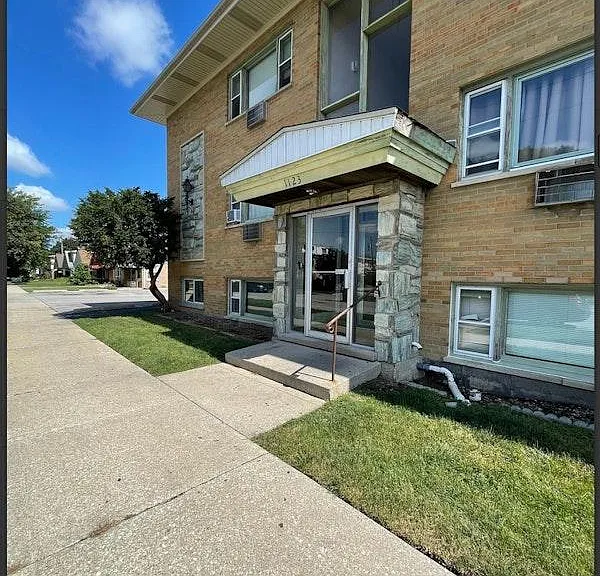 33rd Ave Apartments — Photo 1