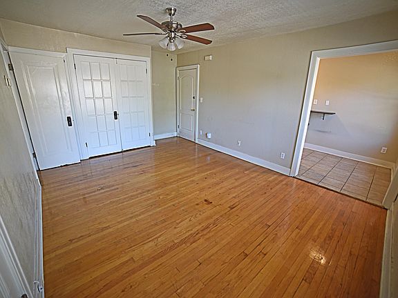 2nd image of 902 E 39th St