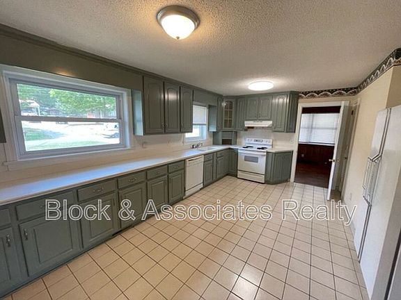 2nd image of 1542 N Tremont Dr