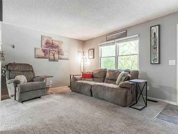 4th image of 1331 Safari Dr