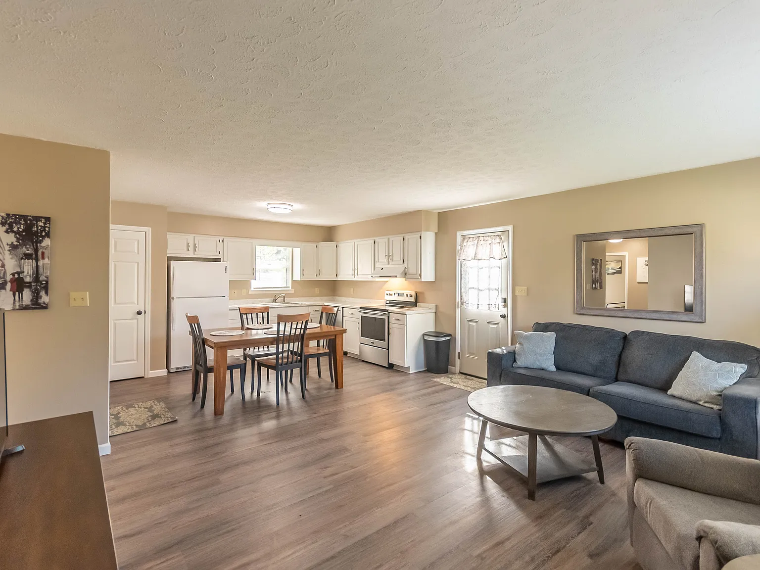 2 bed, 944 sqft, $1,700 — Photo 3