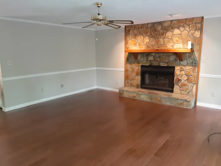 241 Calloway Dr — Photo 3