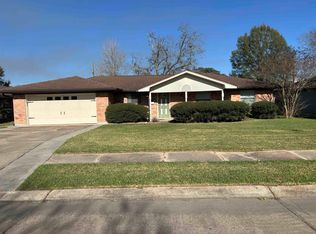 676 Meadowgreen Dr, Port Neches, TX 77651