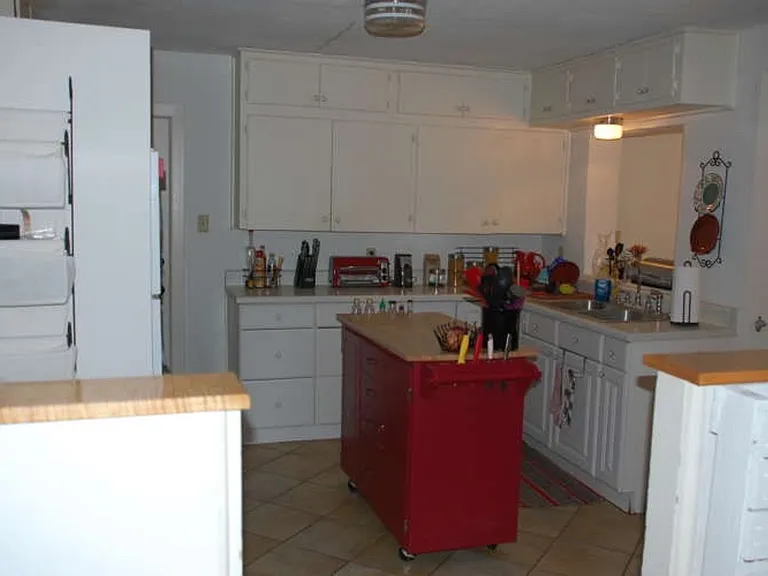 1064 Sycamore St — Photo 3