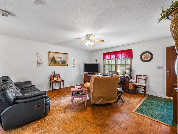 5th image of 900 Cricket Knoll Rd