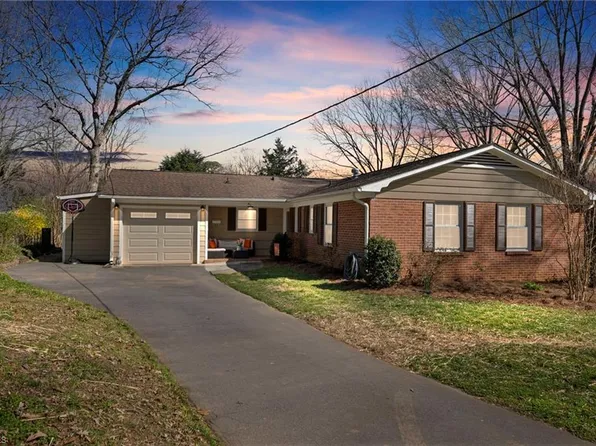 411 S Cliffdale Dr, Winston Salem, NC 27104