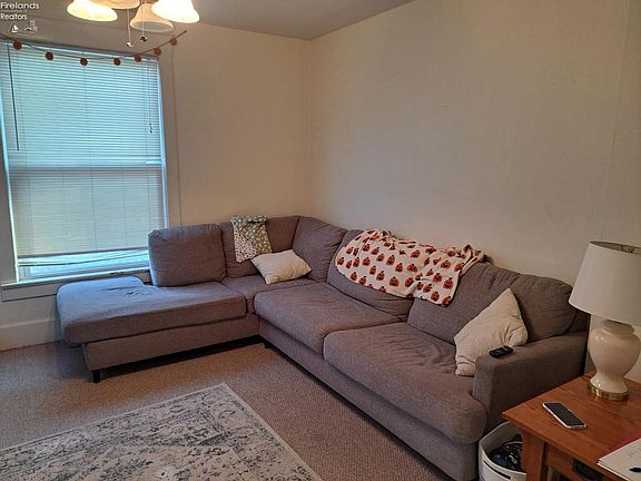 4th image of 105 Douglas St