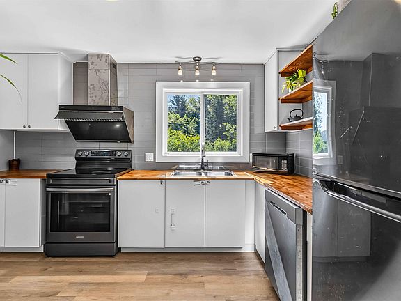 5th image of 1030 Sackville Dr