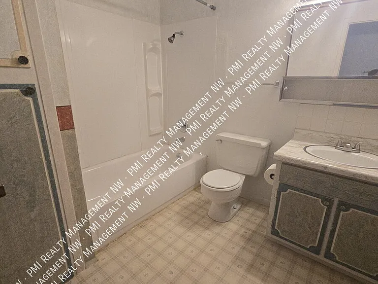 635 6th St W #12 — Photo 8