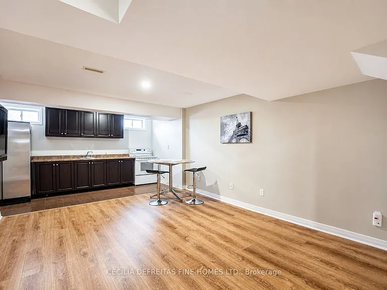 294 Wildberry Cres #BASEMENT — Photo 2
