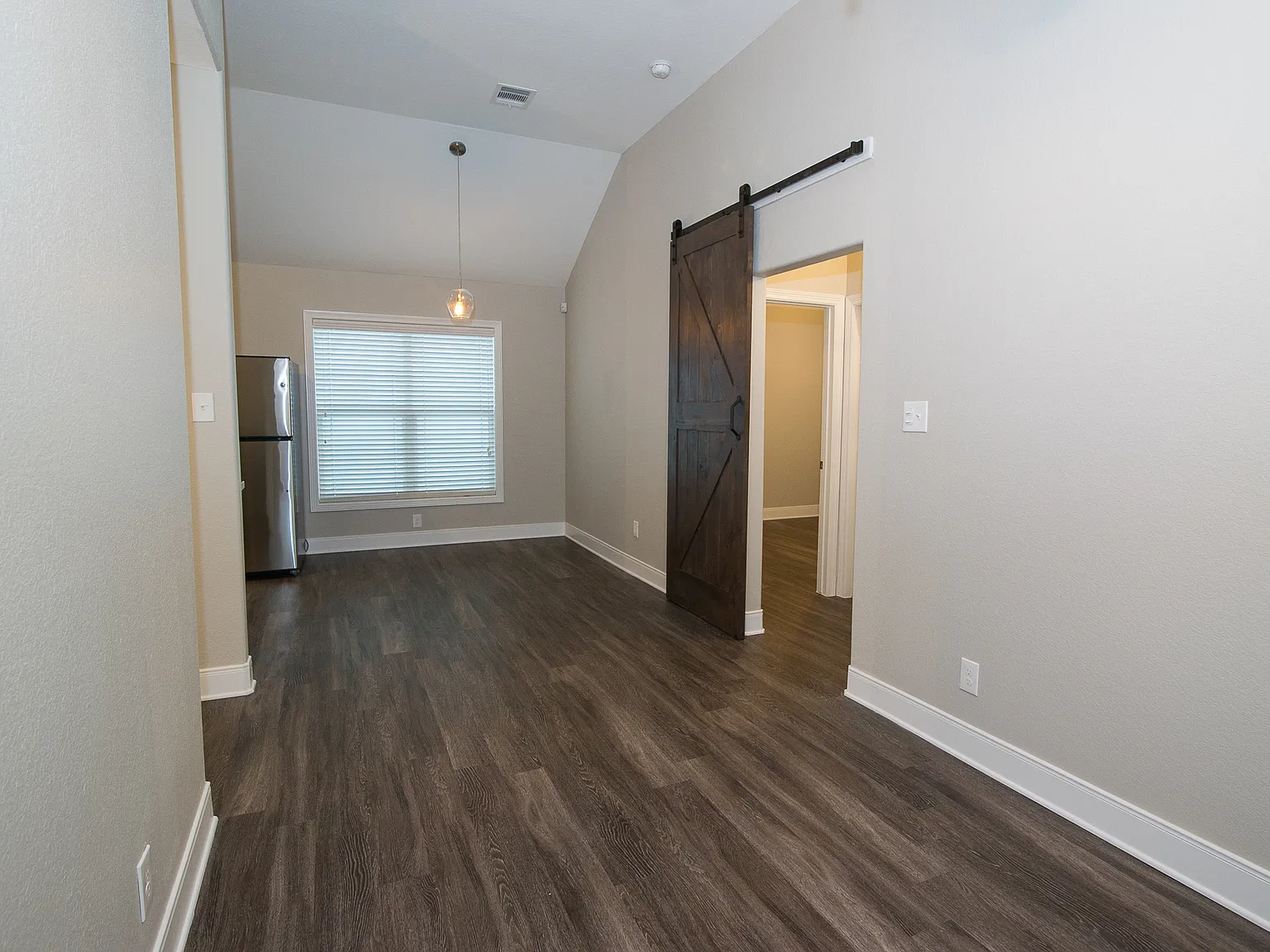 2 bed, 938 sqft, $2,000 — Photo 3
