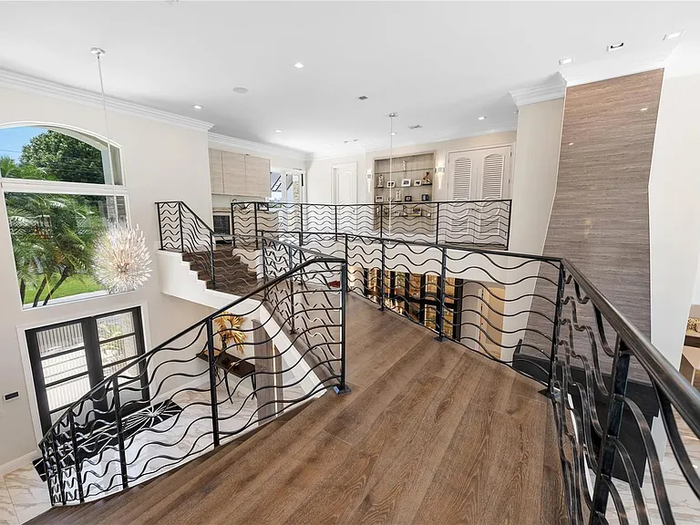 2307 N Riverside Dr — Photo 17