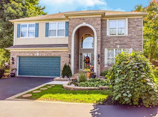 818 Viewpointe Dr, St Charles, IL 60174