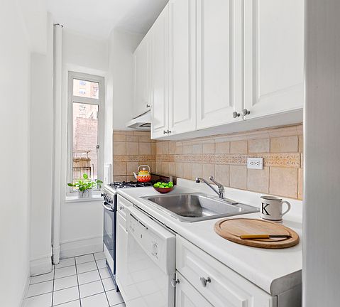 4th image of 20 E 35th St APT 4F