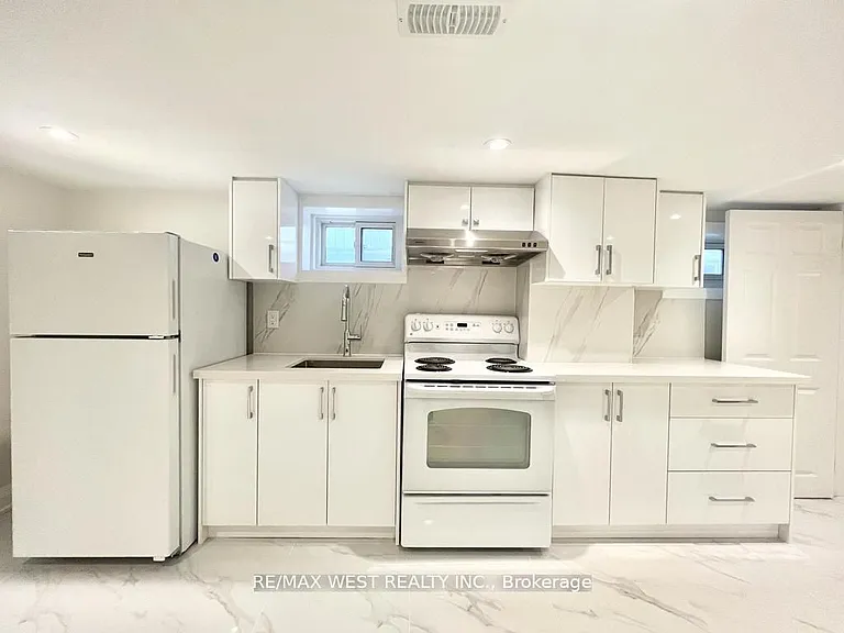 4 Sutherland Ave #BASEMENT — Photo 4