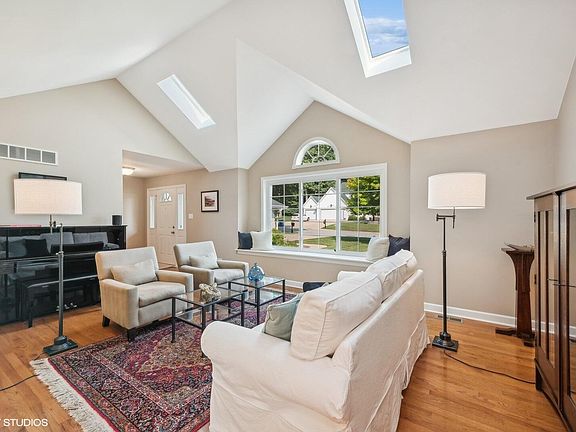 3rd image of 376 Tremont Ct