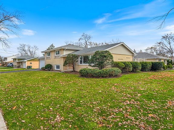 2nd image of 843 E Zinnia Ln