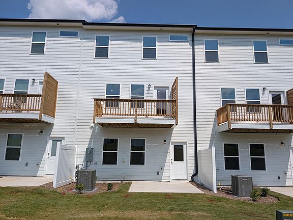 Back of the townhouse w/ 2nd floor patio