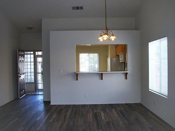 3rd image of 642 Kensington Cir