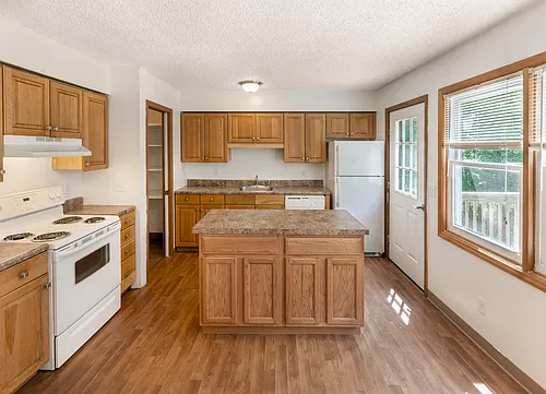 English Village Apartments Photo 1