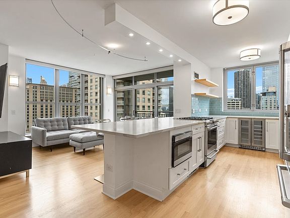 3rd image of 600 N Dearborn St APT 1912