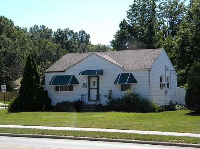2nd image of 910 E 260th St