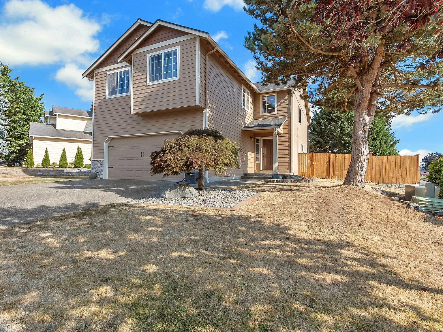 5 bed, 2466 sqft, $3,200 — Photo 2