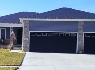 1255 Oakview Dr, Hickman, NE 68372