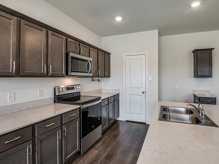 728 Glover Dr — Photo 6