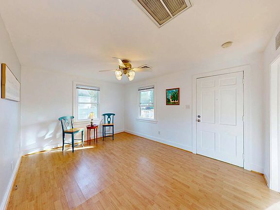 4th image of 110 E Union St