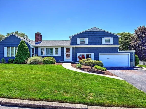 62 Meadowcrest Dr, Cumberland, RI 02864