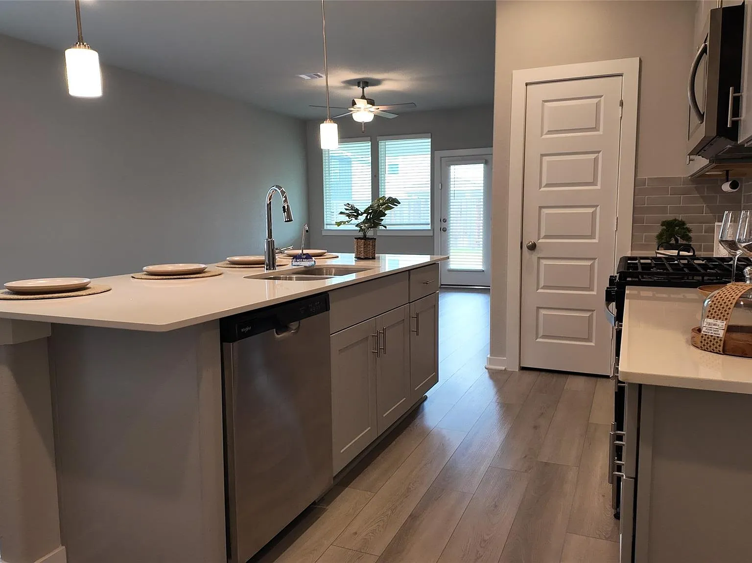 3 bed, 2.0 bath, 1405 sqft, $1,950 — Photo 4