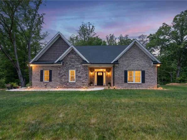 1020 Nauvoo Ridge Dr, Tobaccoville, NC 27050
