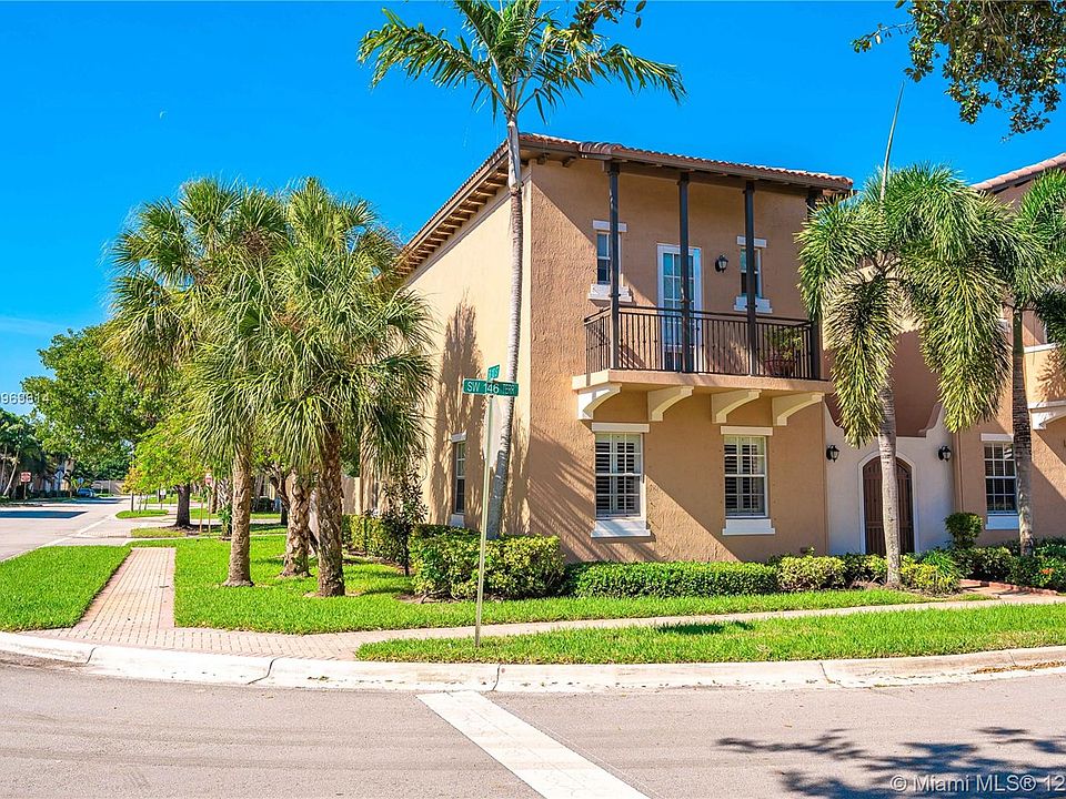 Corner lot, front of townhome