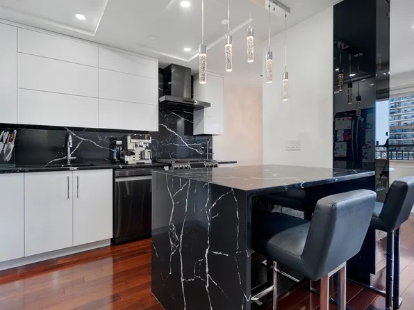 448 Neptune Avenue image 2 of 20