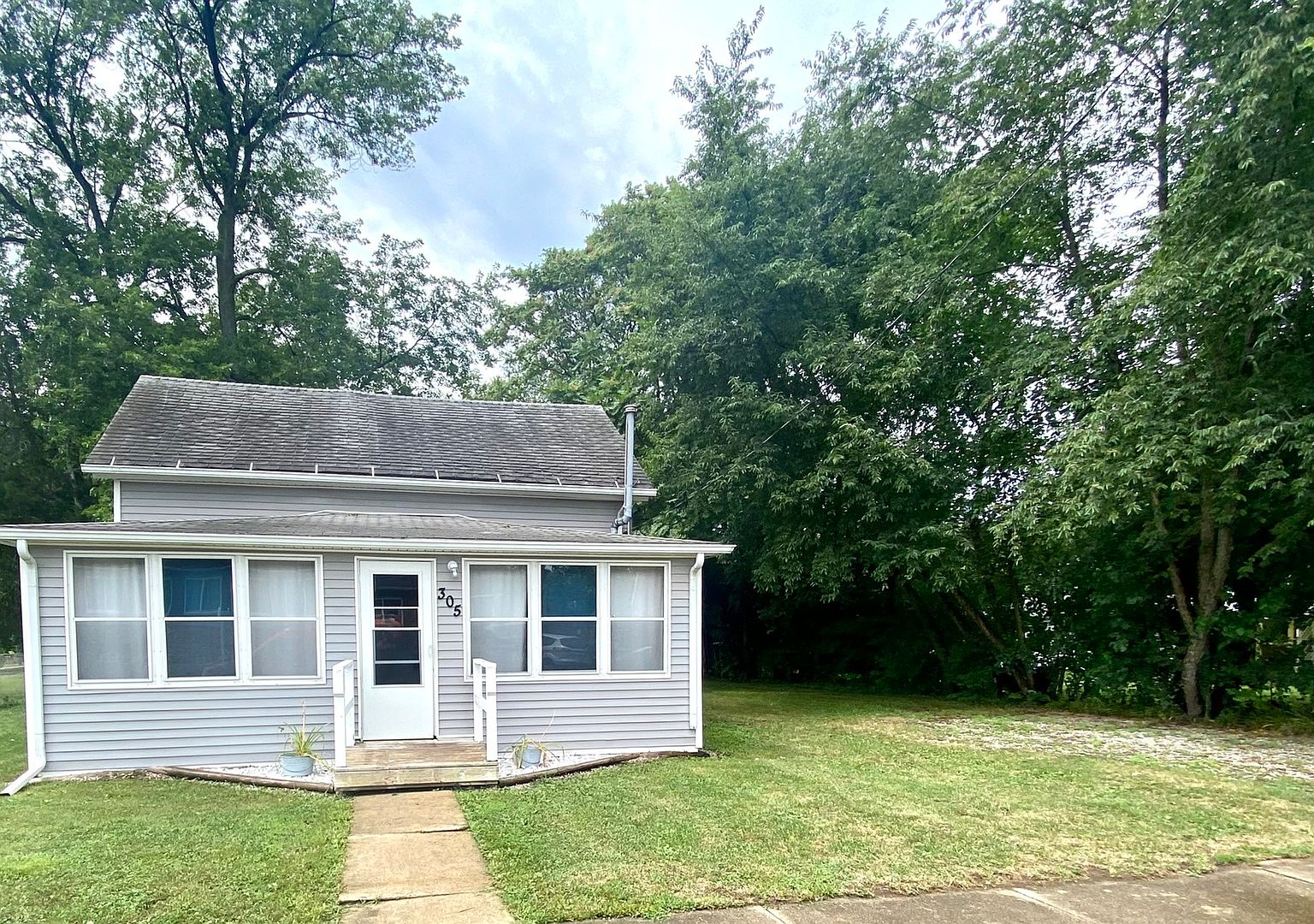 305 S Vine St, Sadorus, IL 61872 Zillow