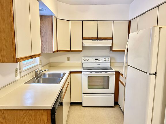 3rd image of 112-116 Ethan Allen Pkwy #114