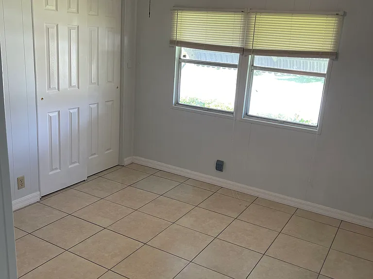2nd bedroom
Fresh paint.