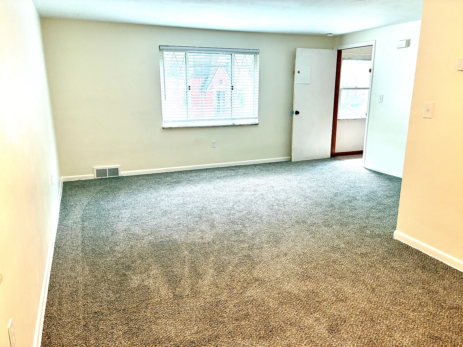 2 bed, 800 sqft, $1,200 — Photo 2