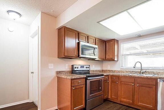 3rd image of 104 Lamont Ave