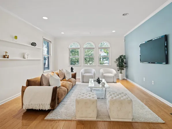 416 Newburgh Ct, West New York, NJ 07093