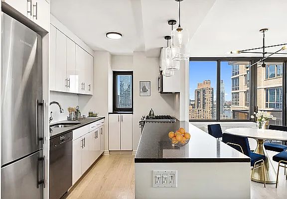 3rd image of 161 W 61st St APT 25C