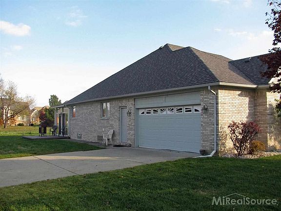 3rd image of 47410 Mallard Dr