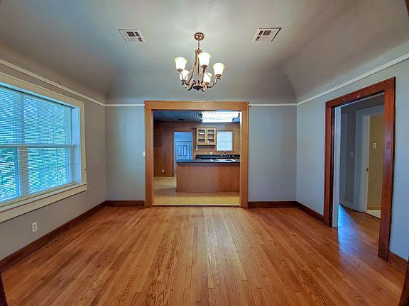 4th image of 1205 N Broadway Ave