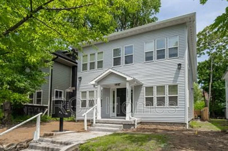 2831 N Kenwood Ave — Photo 3