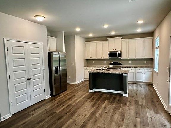 4th image of 412 McGinnis Cir