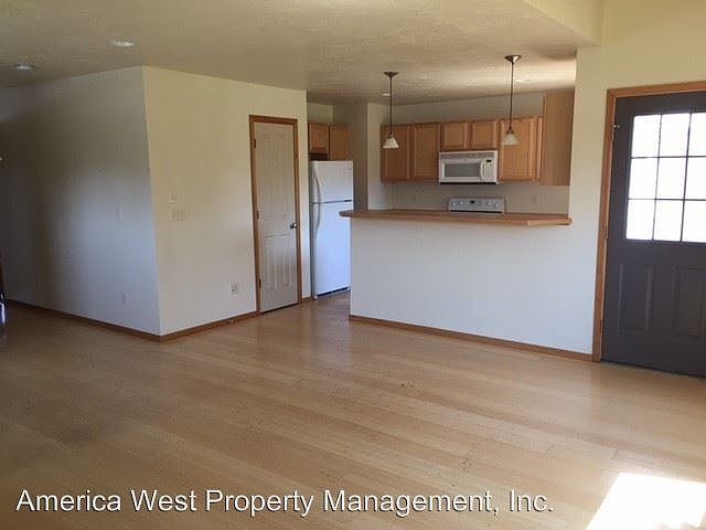 2nd image of 1492 Mae St