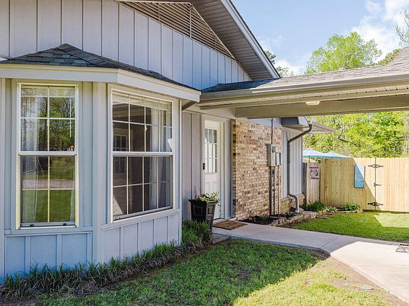 4th image of 15 Dogwood Dr