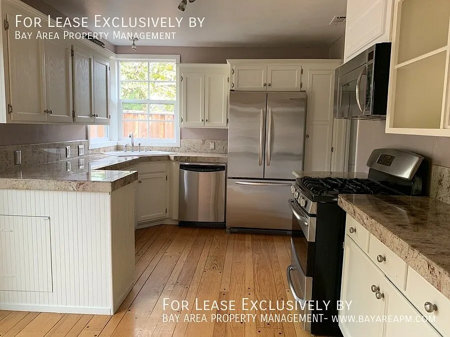 3BR+bonus room/3BA Beautifully Updated Home w/ Hardwood Floors, Private Yard — Photo 4