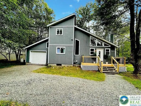 1225 Country Place Dr, Tobyhanna, PA 18466